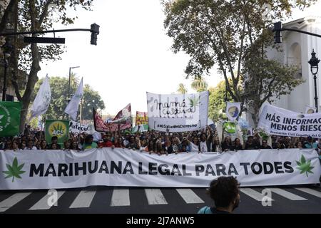 Buenos Aires, le 7th mai 2022. La Marche mondiale de la marijuana a eu lieu. Les organisations de cannabis ont exigé la cessation des arrestations, des poursuites pénales ou des amendes pour les utilisateurs et les producteurs, pour les utilisations médicinales et industrielles du cannabis et aussi pour la réglementation de l'accès. (Esteban Osorio/Alay Live News) Banque D'Images