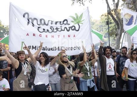 Buenos Aires, le 7th mai 2022. La Marche mondiale de la marijuana a eu lieu. Les organisations de cannabis ont exigé la cessation des arrestations, des poursuites pénales ou des amendes pour les utilisateurs et les producteurs, pour les utilisations médicinales et industrielles du cannabis et aussi pour la réglementation de l'accès. (Esteban Osorio/Alay Live News) Banque D'Images