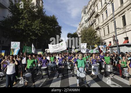 Buenos Aires, le 7th mai 2022. La Marche mondiale de la marijuana a eu lieu. Les organisations de cannabis ont exigé la cessation des arrestations, des poursuites pénales ou des amendes pour les utilisateurs et les producteurs, pour les utilisations médicinales et industrielles du cannabis et aussi pour la réglementation de l'accès. (Esteban Osorio/Alay Live News) Banque D'Images