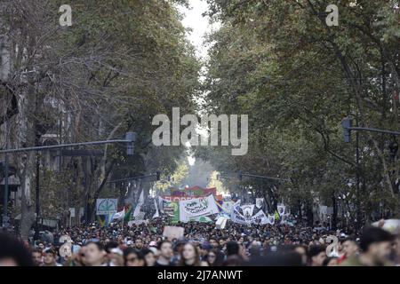 Buenos Aires, le 7th mai 2022. La Marche mondiale de la marijuana a eu lieu. Les organisations de cannabis ont exigé la cessation des arrestations, des poursuites pénales ou des amendes pour les utilisateurs et les producteurs, pour les utilisations médicinales et industrielles du cannabis et aussi pour la réglementation de l'accès. (Esteban Osorio/Alay Live News) Banque D'Images