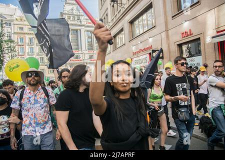 La Marche mondiale de la marijuana célèbre son anniversaire de 25th ans en Espagne avec une démonstration qui, dans sa dernière édition, a réuni des milliers de personnes pour exiger la légalisation de toutes les utilisations de la marijuana et la fin de la persécution du secteur. A quelques mètres du Congrès des députés, où un sous-comité étudie la réglementation possible de l'usage médicinal du cannabis, la Marche mondiale de la marijuana, qui a lieu depuis 25 ans en Espagne, débutera ce samedi. Dans le dernier appel pour cette manifestation de rue, avant la pandémie, plus de 40 000 personnes se sont rassemblées, selon le Banque D'Images