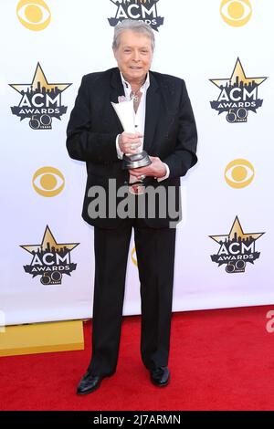 Mickey Gilley, chanteur et acteur de campagne, 86 plus connu pour avoir lancé le mouvement des cow-boys urbains dans la musique country est décédé le samedi 7 mai 2022 à Branson, Missouri. 19 avril 2015 Arlington, Texas. Mickey Gilley le Prix annuel 50th de l'Académie de musique country au stade AT&T © Curtis Hilbun / AFF-USA.COM Banque D'Images