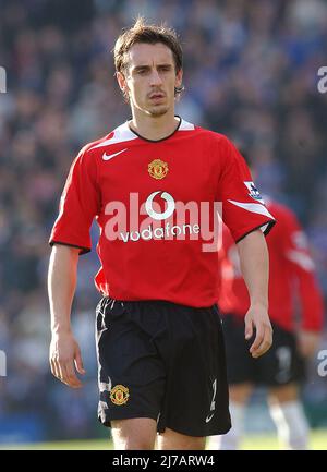 PORTSMOUTH V MAN UTD 30-10-04 GARY NEVILLE PIC MIKE WALKER, 2004 Banque D'Images