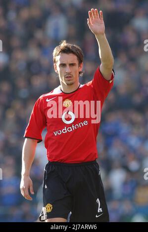 PORTSMOUTH V MAN UTD 30-10-04 GARY NEVILLE PIC MIKE WALKER, 2004 Banque D'Images