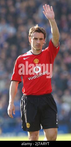 PORTSMOUTH V MAN UTD 30-10-04 GARY NEVILLE PIC MIKE WALKER, 2004 Banque D'Images