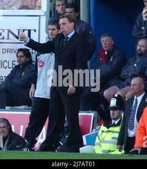 PORTSMOUTH V MAN UTD 30-10-04 HARRY REDKNAPP PIC MIKE WALKER, 2004 Banque D'Images