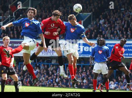 PORTSMOUTH V MAN UNITED CHRISTIANO RONALDO'S HEADER VA AU-DESSUS DE LA BARRE SOUS LA PRESSION DE DEJAN STEFANOVIC ET ARJAN DE ZEEUW. PIC MIKE WALKER 2006 Banque D'Images