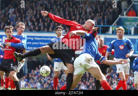 LE TIR DE PORTSMOUTH V MAN UNITED WES BROWN EST BLOQUÉ PAR ARJAN DE ZEEUW. SOUS LA PRESSION DE DEJAN STEFANOVIC ET ARJAN DE ZEEUW. PIC MIKE WALKER 2004 Banque D'Images