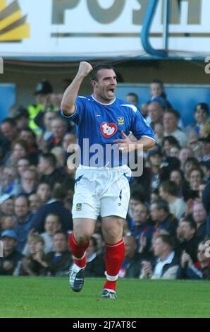 Portsmouth v Manchester United David Unsworth célèbre après avoir obtenu le score de la zone de pénalité. Pic MIKE WALKER 2004 Banque D'Images