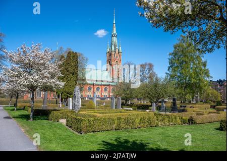 Église de Matteus et cour d'église au printemps à Norrkoping, Suède. L'église située à Folkparken, un parc municipal de Norrkoping, a été ouverte en 1892. Banque D'Images