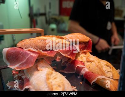 Cuisine espagnole à bas prix de rue, sandwich de pain bocadillo jambon sec jamon serrano gros plan Banque D'Images