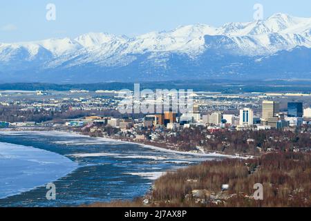 Anchorage City vue aérienne en Alaska avec mahid de la chaîne de montagnes. Mouillage de l'horizon du centre-ville et de la montagne avec la neige. Alaska ville d'en haut. Banque D'Images