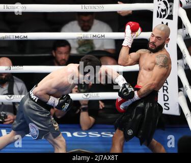 Las Vegas, États-Unis. 07th mai 2022. LAS VEGAS, NV - 7 MAI : (L-R) Boxer Elnur Abduramov poinçons Manuel Correa lors de leur combat à la T-Mobile Arena le 7 mai 2022 à Las Vegas, Nevada, Etats-Unis. (Photo par Alejandro Salazar/PxImages) Credit: PX Images/Alamy Live News Banque D'Images