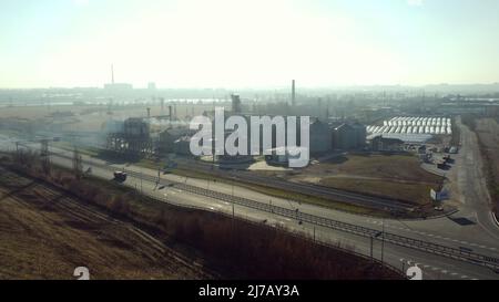 Élévateur de grain paysage. Vue aérienne du Drone. Vue de vol sur Metal Round Silos Banque D'Images