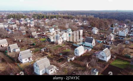 Vue aérienne de Drone vol au-dessus de petites maisons en briques avec parcelle de terrain au milieu Banque D'Images