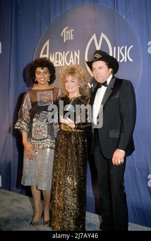 **PHOTO DE FICHIER** Mickey Gilley est décédé. Deniece Williams, Barbara Mandrell et Mickey Gilley au Shrine Auditorium de Los Angeles, Californie 10th Prix annuels de la musique américaine 17 janvier 1983 crédit: Ralph Dominguez/MediaPunch Banque D'Images