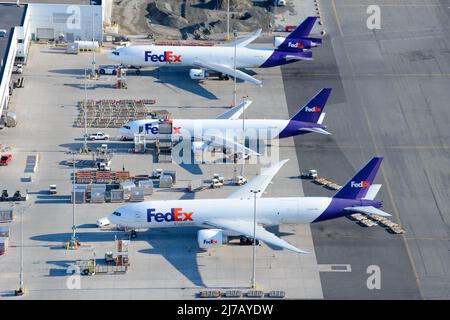Avion de FedEx Cargo à l'aéroport d'Anchorage, un centre de transport de fret pour Federal Express. La gamme d'avions de transport. Banque D'Images