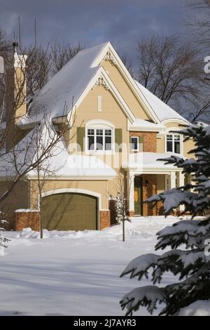 Moderne rouge nuancé brique et beige bois planche a ajouté deux étages maison de style cottage de campagne en hiver. Banque D'Images