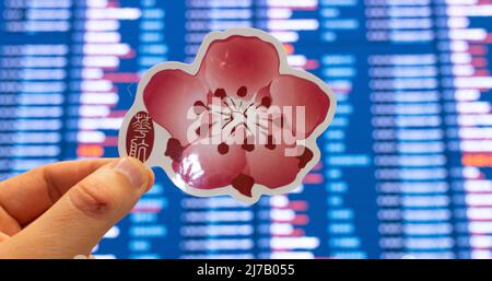11 décembre 2021, Taïwan, Taoyuan. L'emblème de China Airlines sur fond de carte électronique avec horaires de vol à l'internatio Banque D'Images