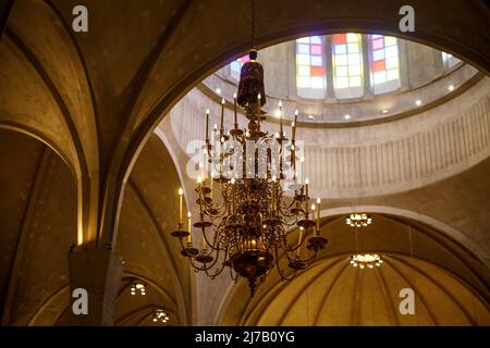 Chandeliers pour bougies électroniques artificielles pour la protection contre le feu. Intérieur médiéval de la vieille cathédrale Banque D'Images