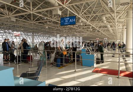 Addis-Abeba, Ethopie. 2022. Passagers attendant de monter à bord de leur vol à la porte d'embarquement. Banque D'Images