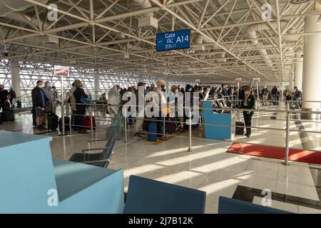 Addis-Abeba, Ethopie. 2022. Passagers attendant de monter à bord de leur vol à la porte d'embarquement. Banque D'Images