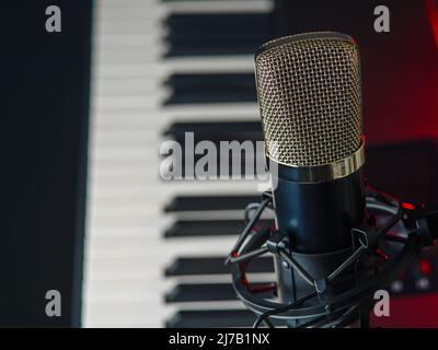 Studio d'enregistrement. CLAVIER MIDI, synthétiseur et microphone professionnel. Prise de vue macro. Chant, musique, compositeur. Il n'y a aucune personne dans la photo. INVI Banque D'Images