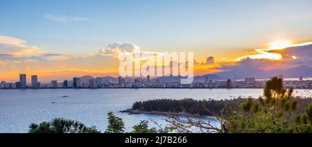 La troisième plus grande ville est Da Nang et c'est l'horizon de l'autre côté de la baie pendant le coucher du soleil. Banque D'Images