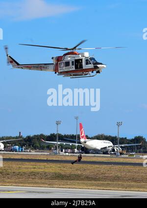 Istanbul Turquie 09 24 2021 hélicoptère de sauvetage de la Garde côtière turque TCSG 513 Agusta Bell AB 412EP en vol au Teknofest Airshow 2021 Banque D'Images