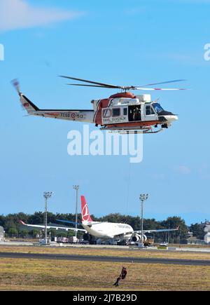 Istanbul Turquie 09 24 2021 hélicoptère de sauvetage de la Garde côtière turque TCSG 513 Agusta Bell AB 412EP en vol au Teknofest Airshow 2021 Banque D'Images