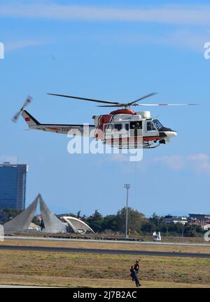 Istanbul Turquie 09 24 2021 hélicoptère de sauvetage de la Garde côtière turque TCSG 513 Agusta Bell AB 412EP en vol au Teknofest Airshow 2021 Banque D'Images