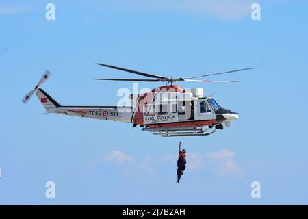 Istanbul Turquie 09 24 2021 hélicoptère de sauvetage de la Garde côtière turque TCSG 513 Agusta Bell AB 412EP en vol au Teknofest Airshow 2021 Banque D'Images