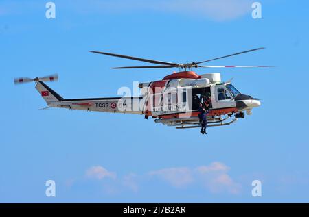 Istanbul Turquie 09 24 2021 hélicoptère de sauvetage de la Garde côtière turque TCSG 513 Agusta Bell AB 412EP en vol au Teknofest Airshow 2021 Banque D'Images