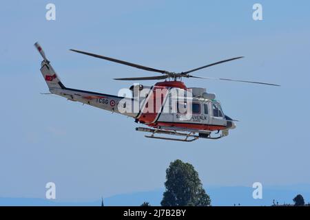 Istanbul Turquie 09 24 2021 hélicoptère de sauvetage de la Garde côtière turque TCSG 513 Agusta Bell AB 412EP en vol au Teknofest Airshow 2021 Banque D'Images