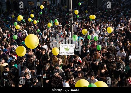 Des centaines de manifestants tiennent des ballons lors d'une manifestation dans le centre de Madrid. Des milliers d'activistes pro-cannabis ont participé à une manifestation à la Gran via à Madrid, en Espagne, en faveur de la légalisation de l'usage médicinal et récréatif de la marijuana. (Photo de Diego Radames / SOPA Images / Sipa USA) Banque D'Images