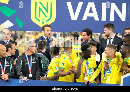 8 mai 2022, Saint Denis, Seine Saint Denis, France : EMMANUEL MACRON Président de la République française présente le trophée au capitaine de l'équipe de Nantes.LUDOVIC BLAS après la finale de la coupe française de football entre Nice et Nantes au Stade de France - Saint Denis - France..Nantes a remporté sa quatrième coupe française 1:0 (Credit image: © Pierre Stevenin/ZUMA Press Wire) Banque D'Images