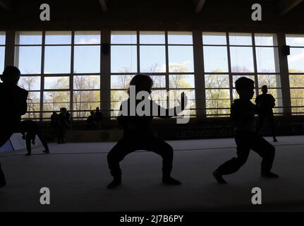 (220508) -- VILNIUS, 8 mai 2022 (Xinhua) -- les athlètes participent à la coupe ouverte de Vilnius à Vilnius, Lituanie, le 7 mai 2022. La coupe Wushu ouverte à Vilnius a ouvert ses portes samedi, attirant plus de 50 étudiants de clubs Wushu locaux. (Xinhua/Xue Dongmei) Banque D'Images