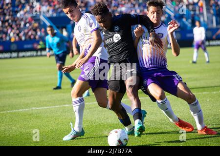 Le 07 mai 2022 : l'avant de Montréal des FC Romell Quioto (30) pris en sandwich entre les défenseurs de la ville d'Orlando Joao Moutinho (4) et Rodrigo Schlegel (15) se battent pour le ballon pendant le match MLS entre Orlando City et CF Montréal qui s'est tenu au stade Saputo à Montréal, au Québec. Daniel Lea/CSM Banque D'Images