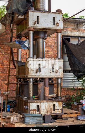 Gros plan de l'ancienne poinçonnage industrielle Banque D'Images