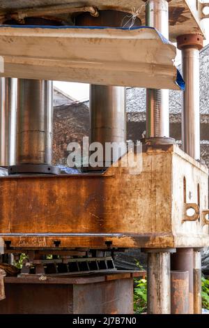 Gros plan de l'ancienne poinçonnage industrielle Banque D'Images