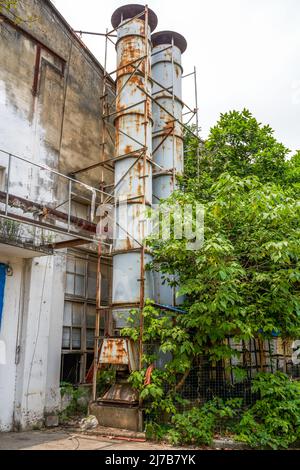 Gros plan des tours de distillation et de refroidissement dans une ancienne zone industrielle Banque D'Images