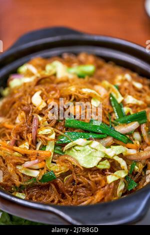 Un délicieux plat chinois, vermicelles végétariennes sautées dans un pot en argile Banque D'Images