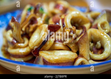 Un délicieux plat chinois accompagné de calmars frais frits dans une sauce Banque D'Images