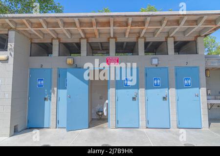 Salle de bains unisexe dans un parc public. Banque D'Images