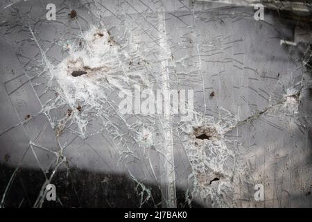 29 avril 2022, Kharkiv, Kharkivsa Obbast, Ukraine : trous de balle vus sur le verre d'un magasin de Saltivka, dans le nord-est de Kharkiv. Alors que la Russie a rétabli ses troupes et concentré l'offensive sur la partie orientale de l'Ukraine, Kharkiv, la deuxième plus grande ville d'Ukraine actuellement sous la menace constante de bombardements et de frappes aériennes russes. La Russie a envahi l'Ukraine le 24 février 2022, déclenchant la plus grande attaque militaire en Europe depuis la Seconde Guerre mondiale (Image de crédit : © Alex Chan TSZ Yuk/SOPA Images via ZUMA Press Wire) Banque D'Images