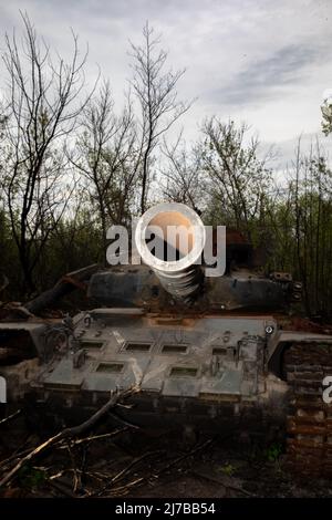 Des chars russes détruits et brûlés près du village de Makariv, dans la région de Kiev. La Russie a envahi l'Ukraine le 24 février 2022, déclenchant la plus grande attaque militaire en Europe depuis la Seconde Guerre mondiale Banque D'Images