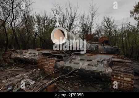 Des chars russes détruits et brûlés près du village de Makariv, dans la région de Kiev. La Russie a envahi l'Ukraine le 24 février 2022, déclenchant la plus grande attaque militaire en Europe depuis la Seconde Guerre mondiale Banque D'Images