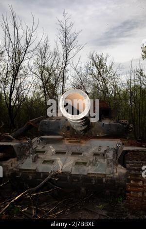 Des chars russes détruits et brûlés près du village de Makariv, dans la région de Kiev. La Russie a envahi l'Ukraine le 24 février 2022, déclenchant la plus grande attaque militaire en Europe depuis la Seconde Guerre mondiale (Photo de Mykhaylo Palinchak / SOPA Images/Sipa USA) Banque D'Images