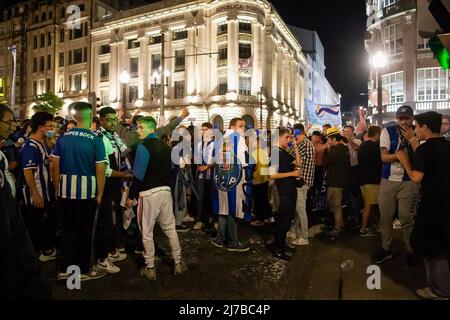 Les fans du Futebol Clube do Porto célèbrent la victoire du titre de champion national 30th sur l'Avenida dos Aliados à Porto. Banque D'Images