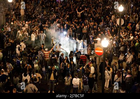 Les fans du Futebol Clube do Porto célèbrent la victoire du titre de champion national 30th sur l'Avenida dos Aliados à Porto. Banque D'Images